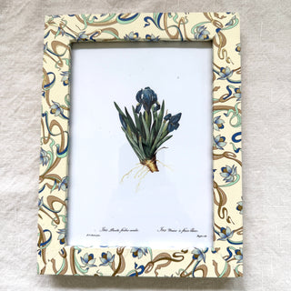 Photo/botanical frame in swirly paper