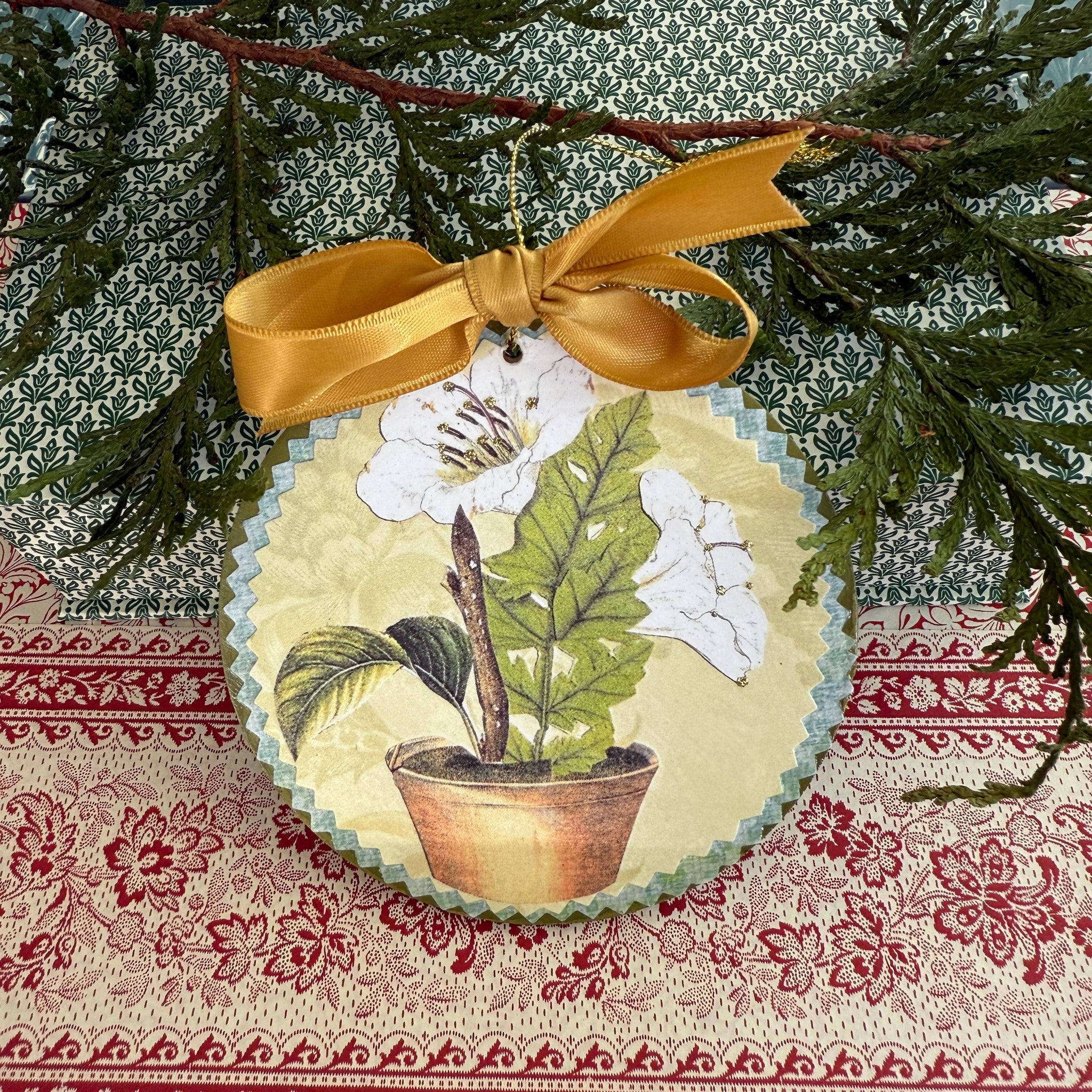 Round botanical ornament #4