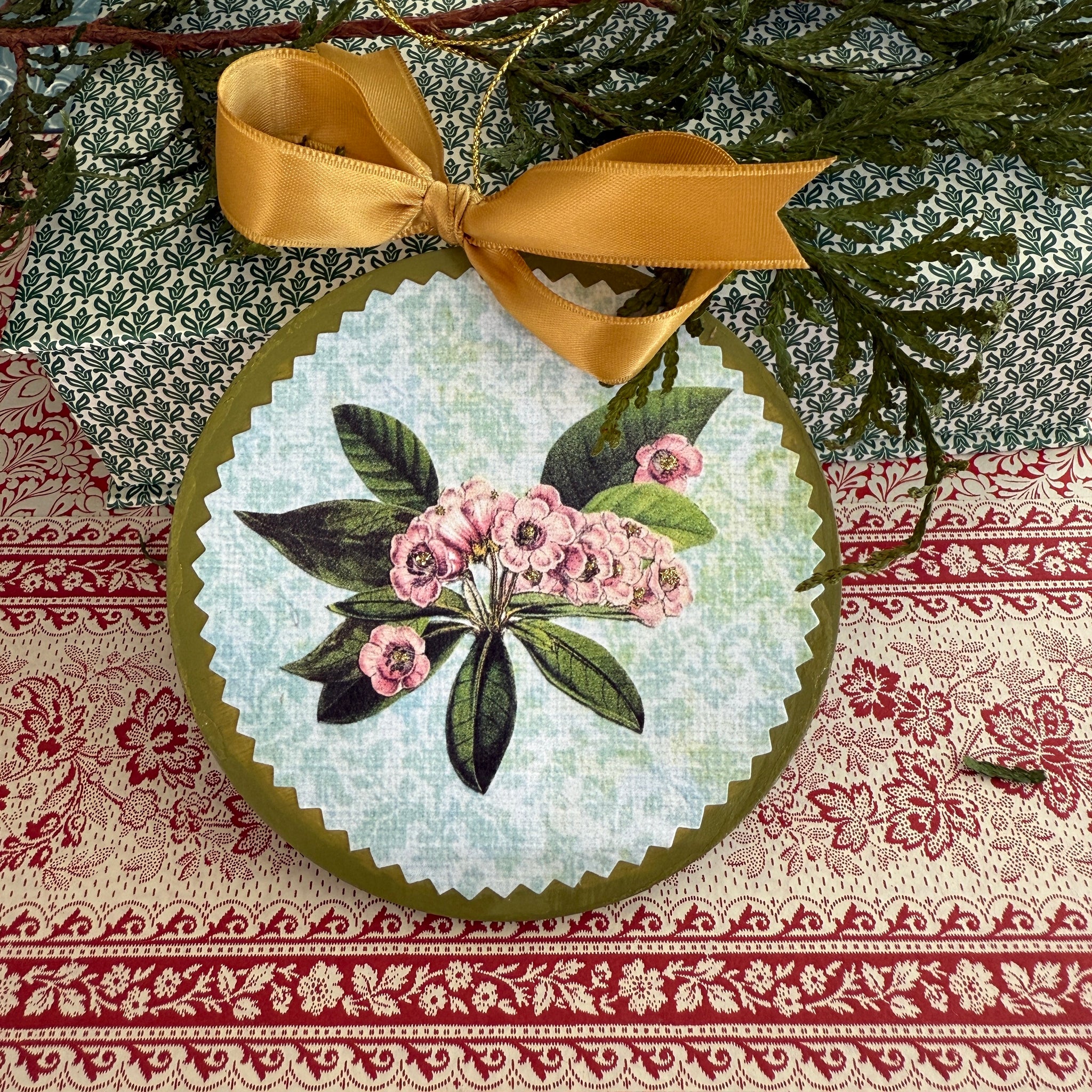 Round botanical ornament #1