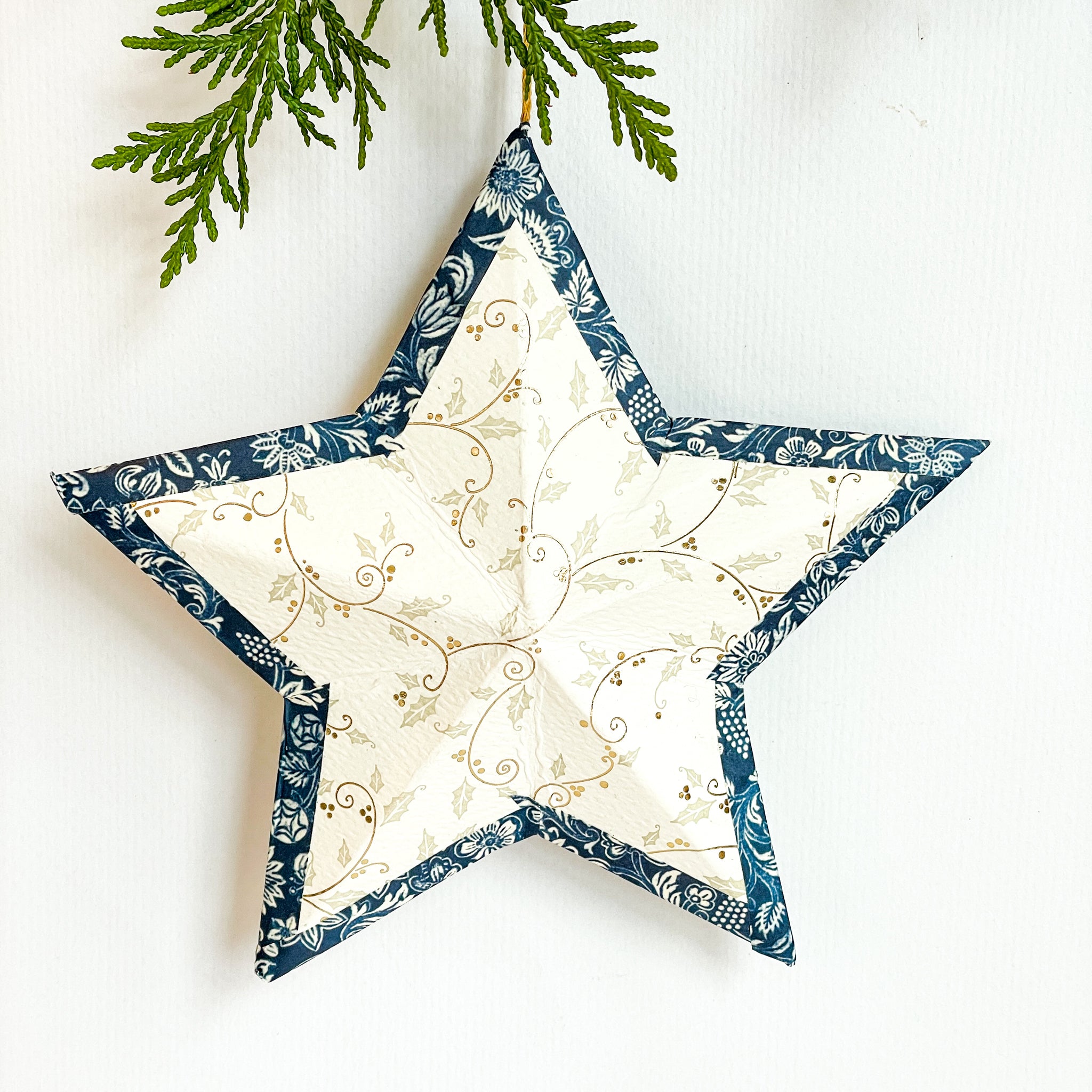 Hanging star cream/navy trim