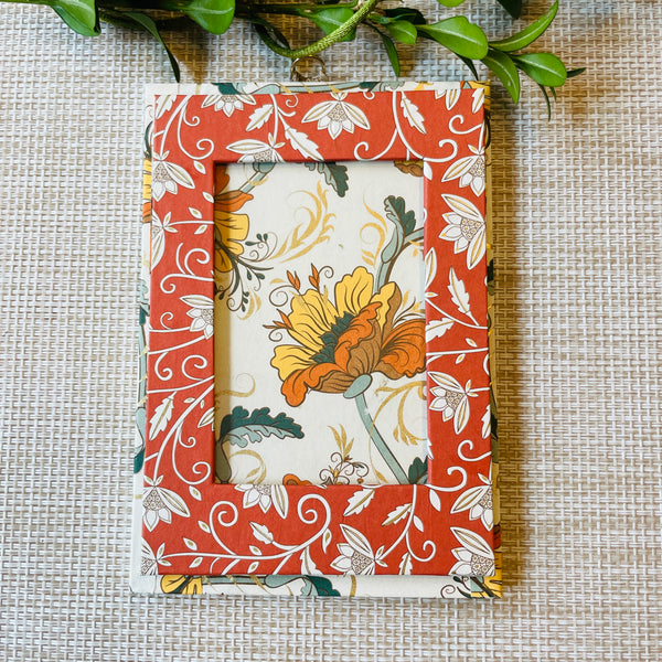 Petite hanging photo frame in petite rust floral/rust floral