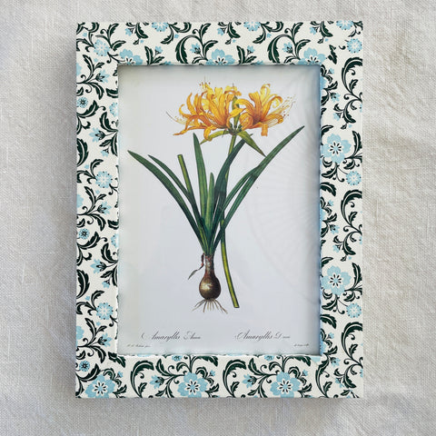 Photo/botanical frame in blue/black floral