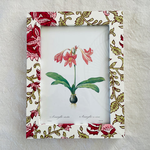 Photo/botanical frame in red/green floral